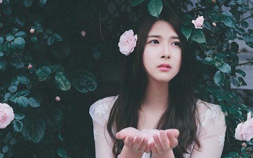 女生喷香水的正确方法（女生如何正确喷香水呢）